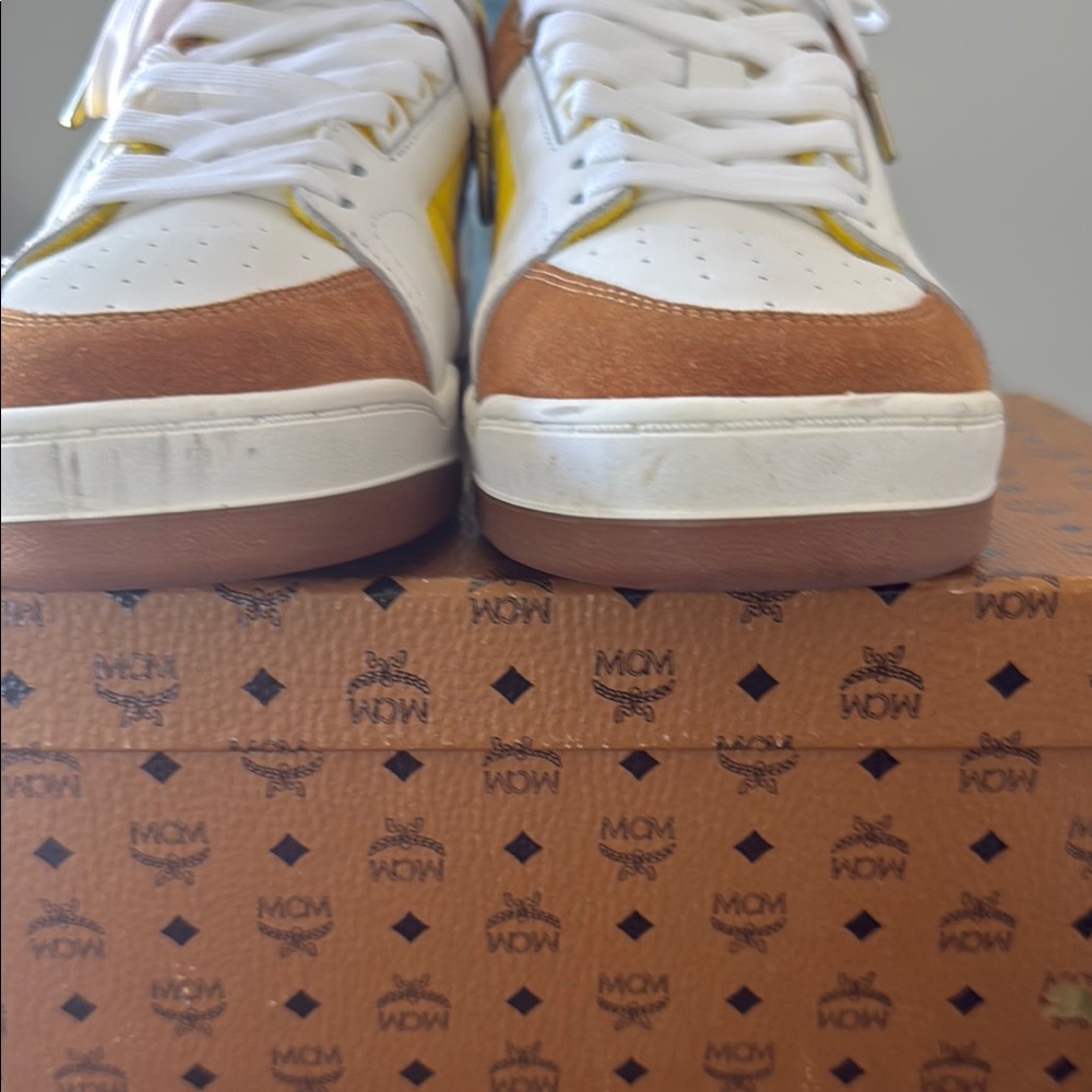 ON SALE🚨🚨🤑Puma White Sneakers with Brown Suede Accents and Yellow Lining